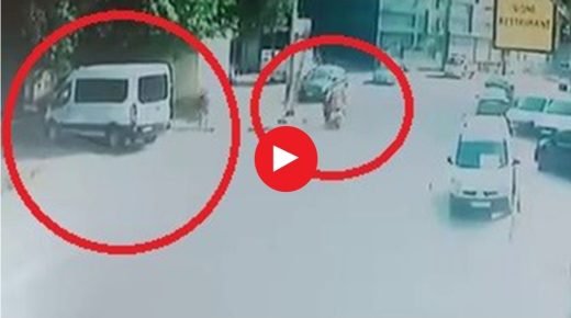 اعتداء عنيف على عامل توصيل في بورصة (فيديو)