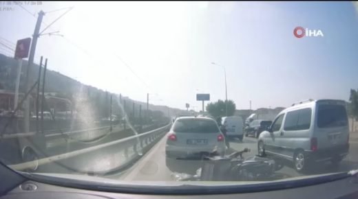 هروب محفوف بالمخاطر ينتهي بكارثة.. اصطدام دراجتين ناريتين وسط زحام مروري في بورصة (فيديو)