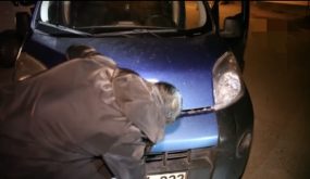 فتحت الشرطة غطاء محرك السيارة، وما خرج من المحرك كان مفاجئاً (فيديو)