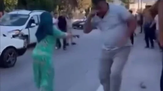 حادث سير يتحوّل إلى شجار دموي في بورصة.. إصابة عائلة من 5 أفراد بطعنات والسائق المعتدي بقبضة الأمن (فيديو)