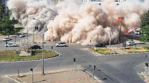 كارثة في كهرمان مرعش.. انهيار مبنى فوق جرافة ومصرع السائق الشاب (فيديو)