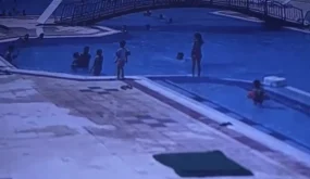 بالفيديو.. منقذ شجاع ينقذ طفلاً عمره 3 سنوات من الغرق في مسبح عام بماردين (شاهد)