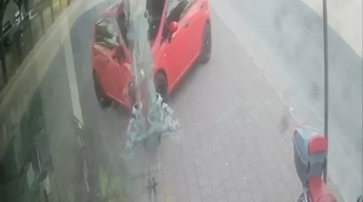 حادث سير مروّع في أضنة: سيارة تقتحم متجراً للأحذية وسط صدمة الزبائن! (فيديو)