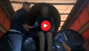 ضبط 5 مهاجرين مختبئين داخل أنابيب حديدية في معبر كابي كوله وتوقيف مطلوب خطير (فيديو)