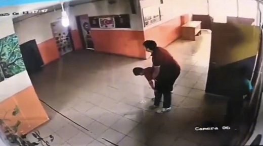 معلم تركي ينقذ حياة طالب في لحظات حرجة باستخدام مناورة “هايمليك” (فيديو)