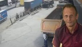 حادث مأساوي في كوجالي… غطاء شاحنة يُنهي حياة سائق أمام الكاميرات (فيديو)