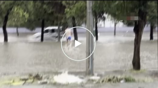 “لست مجنونًا”… سباحة في شارع غارق تفضح واقع البنية التحتية في دنيزلي (فيديو صادم!)