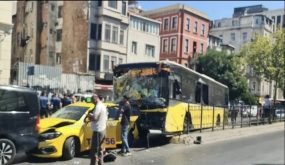 حادث مرعب وسط إسطنبول… حافلة بلا فرامل تصطدم بـ10 مركبات! (فيديو)