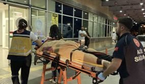 لحظات مرعبة في جوروم… رصاصة خاطئة تُصيب شابًا داخل مركبة (فيديو)