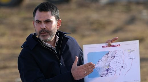 مراد كوروم ينتقد المعارضة: “حتى علب البقلاوة كانت تكفي لبناء منازل!”