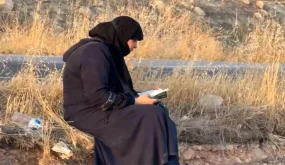 سيدة سورية تشعل الترند بتركيا بعد نجاتها من حادث انقلاب وقراءتها للقرآن (فيديو)