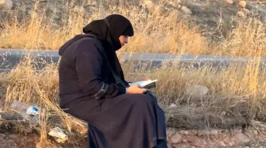 سيدة سورية تشعل الترند بتركيا بعد نجاتها من حادث انقلاب وقراءتها للقرآن (فيديو)