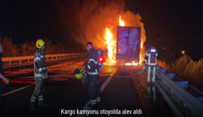 تركيا: لحظات مرعبة على الطريق السريع.. شاحنة تحترق بالكامل وتتحول إلى كرة لهب! (فيديو)