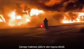 شاحنة محمّلة بالغسالات تتحوّل إلى كرة نارية في بورصة! (فيديو)