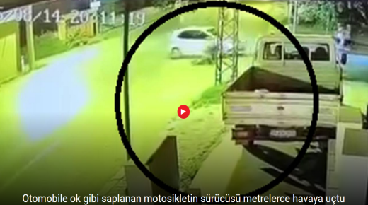 كاميرا توثق لحظة الرعب… دراجة نارية تصطدم بسيارة وسائقها في الهواء! (فيديو)