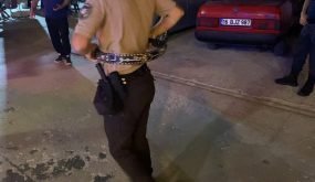 الشرطة التركية تفاجأت: ضبط شاب سوري يخفي سيفاً داخل حزام طوله 60 سم (فيديو)