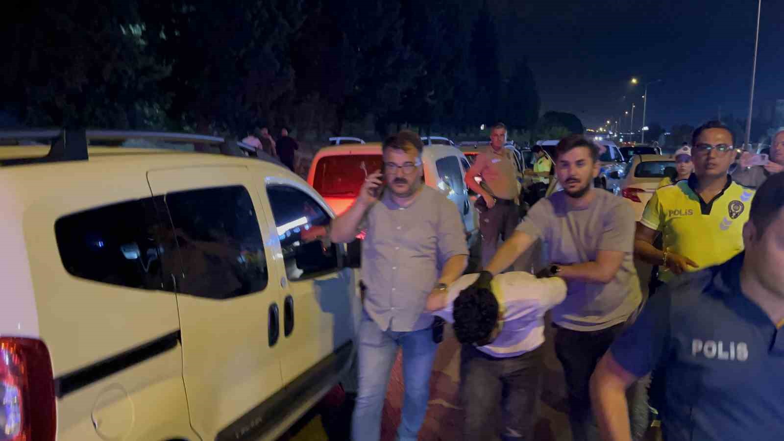 GÖÇMEN KAÇAKÇILARI POLİSTEN KAÇARKEN KAZA YAPTI: OTOMOBİLDEN BALIK İSTİFİ 9 KİŞİ ÇIKTI