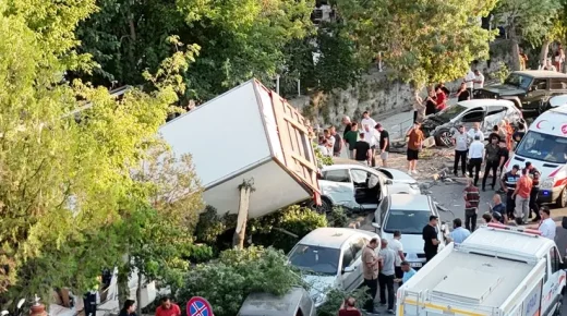 انفجار المكابح يتحول إلى كارثة وكابوس مروري في نيفشهير! (فيديو)