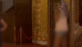 غضب في تركيا بعد انتشار صور سياح بملابس غير لائقة داخل جامع (فيديو)