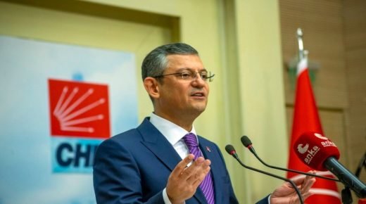 أوزغور أوزال يعد بـ”مفاجأة” لحزب العدالة والتنمية في ذكرى تأسيسه