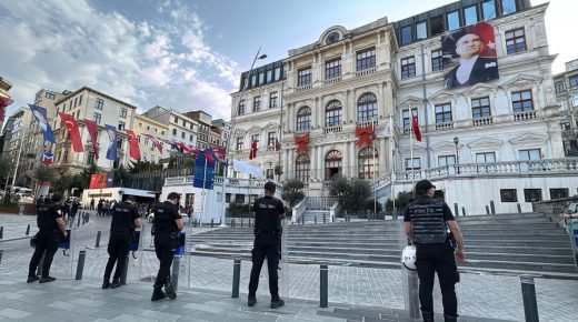 توقيف رئيس بلدية بيه أوغلو و39 موظفاً في إطار تحقيقات فساد ببلديات إسطنبول