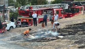 كادت تتحول لكارثة.. ألعاب نارية تُشعل حريقًا قرب غابات بولاية إسطنبول! (فيديو)