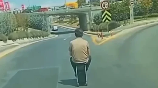 يسافر على حقيبته!… مشهد غريب في شوارع أنقرة! (فيديو)