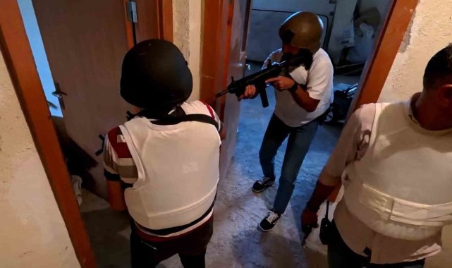 شبه عارٍ ومسلّح!… عملية أمنية تنهي فوضى رجل مسلح في أكسراي (فيديو)