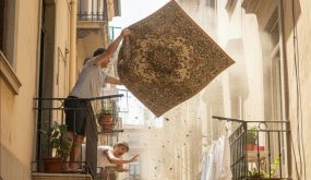 الحكم بالسجن 3 أشهر على مواطن تركي بسبب نفض السجادة ورمي القمامة على منزل الجيران
