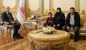 طفل سوري يصبح حديث الإعلام في تركيا ووالي إسطنبول يستقبله شخصياً ويشيد ببطولته (فيديو)