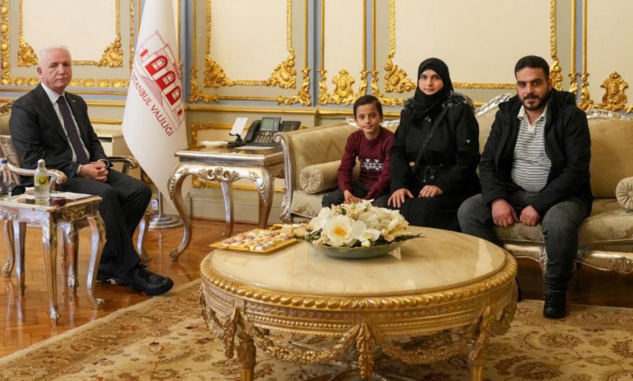 طفل سوري يصبح حديث الإعلام في تركيا ووالي إسطنبول يستقبله شخصياً ويشيد ببطولته (فيديو)