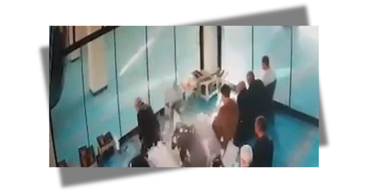 لحظات من الذعر… سقوط جزء من سقف مسجد على المصلين في شانلي أورفا (فيديو)