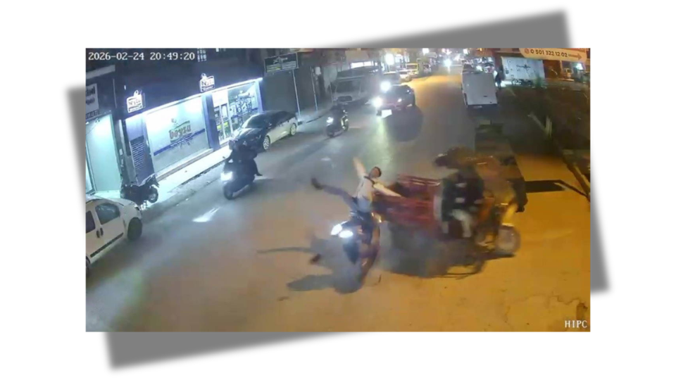 حادث مرور مروع في أضنة… تصادم دراجتين ناريتين وإصابة سائق (فيديو)