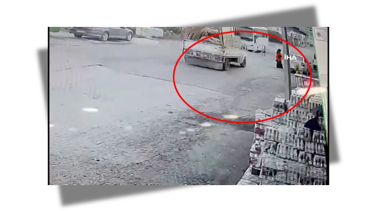 فيديو مروع من هاتاي… غطاء شاحنة يضرب امرأة في رأسها أثناء عبورها الطريق (شاهد)