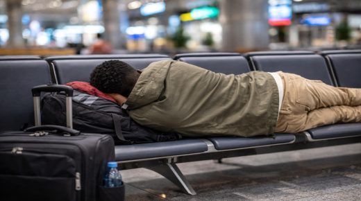 شاب سوداني عالق في مطار إسطنبول منذ أكثر من شهر… ومنطقة الترانزيت تتحول إلى مقر إقامة له (فيديو)