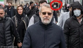 تنبأ بمقتل لاريجاني قبل أيام… جدل واسع حول “جاسوس” ظهر في صورة لاريجاني