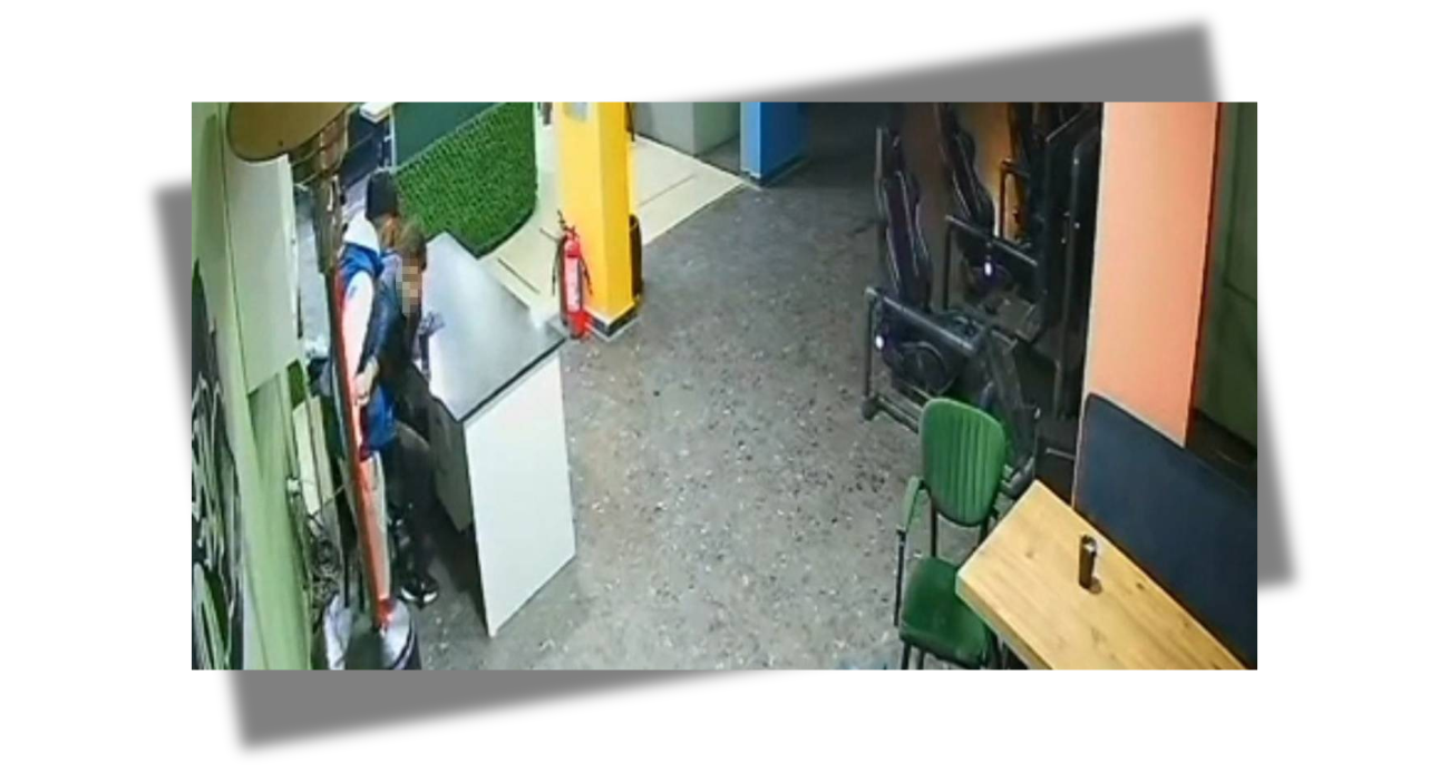 مراهق يطعن شاباً داخل إنترنت كافيه في أفیون كارا هيسار.. والكاميرات توثق اللحظة (فيديو)