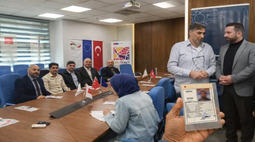 لقاء موسع يناقش مستقبل السوريين والتحديات التي تواجه السوريين في تركيا (فيديو)