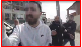 اعتداء صادم في الطريق بمدينة إسطنبول بسبب استخدام زمور السيارة.. الحادثة توثقها الكاميرا (فيديو)