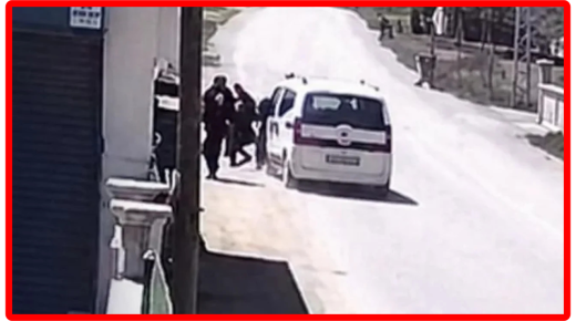 مشهد مروع.. مركبة تصدم سيدة مسنة أثناء عبورها الطريق في كهرمان مرعش.. واللحظات توثقها الكاميرا (شاهد)