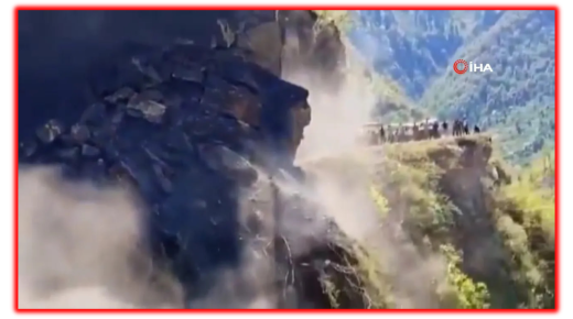 لحظات مرعبة على طريق جبلي.. انهيار صخرة ضخمة خلال ثوانٍ كاد يتحول إلى كارثة (فيديو)