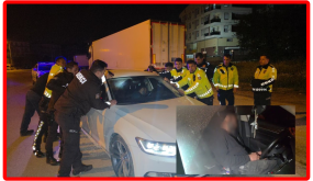 نوم عميق يربك الشرطة في أنطاليا… طرقوا النافذة وهزّوا السيارة دون جدوى (فيديو)