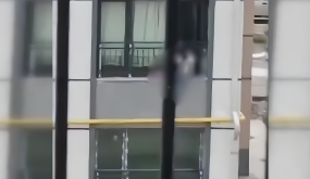 طفلة تثير الذعر في هاتاي بعد خروجها من النافذة والتجول على الحاجز الحديدي (فيديو)