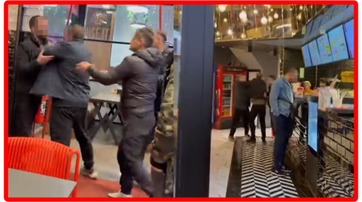 شجار داخل مطعم بإسطنبول.. الزبون يهاجم العاملين بسبب تأخر طلبه (فيديو)