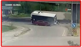 مشاهد جديدة توثق لحظة انقلاب حافلة طلاب فوق سيارة في بارتين (فيديو)