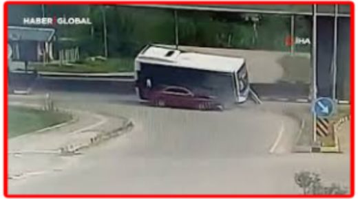 مشاهد جديدة توثق لحظة انقلاب حافلة طلاب فوق سيارة في بارتين (فيديو)