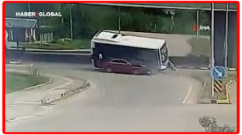 مشاهد جديدة توثق لحظة انقلاب حافلة طلاب فوق سيارة في بارتين (فيديو)