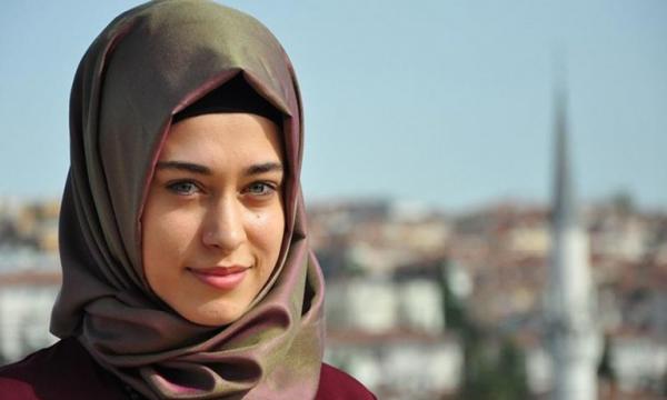 من المسلسل التركي الشهير ” وادي الذئاب” إلى الاعـ.ـتزال وارتداء الحجاب .. قصة بشرى أيايدين