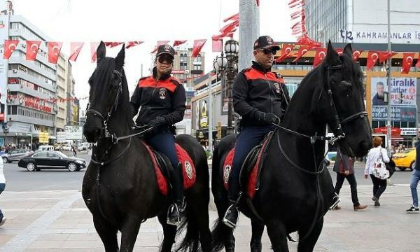 رجال الشرطة على الأحصنة في أنقرة
