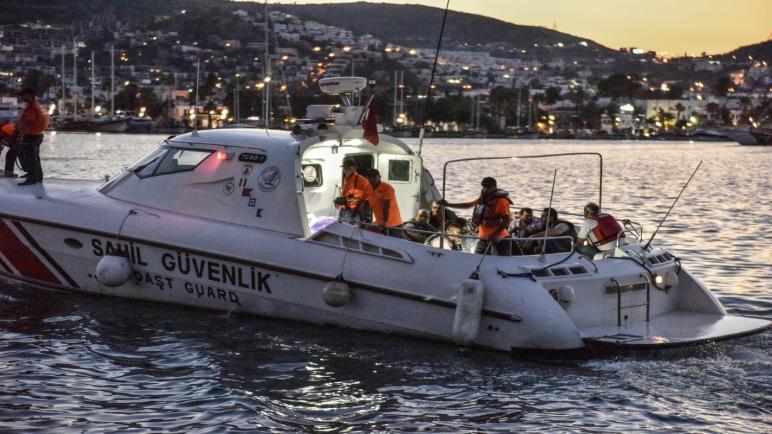 فرق خفر السواحل التركية توقف 144 مهاجر غير شرعي